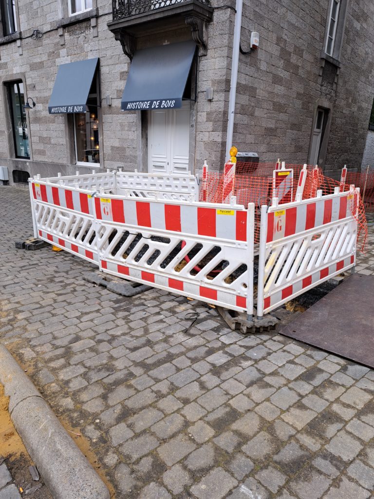 Genetec place des câbles et des poteaux à Rochefort